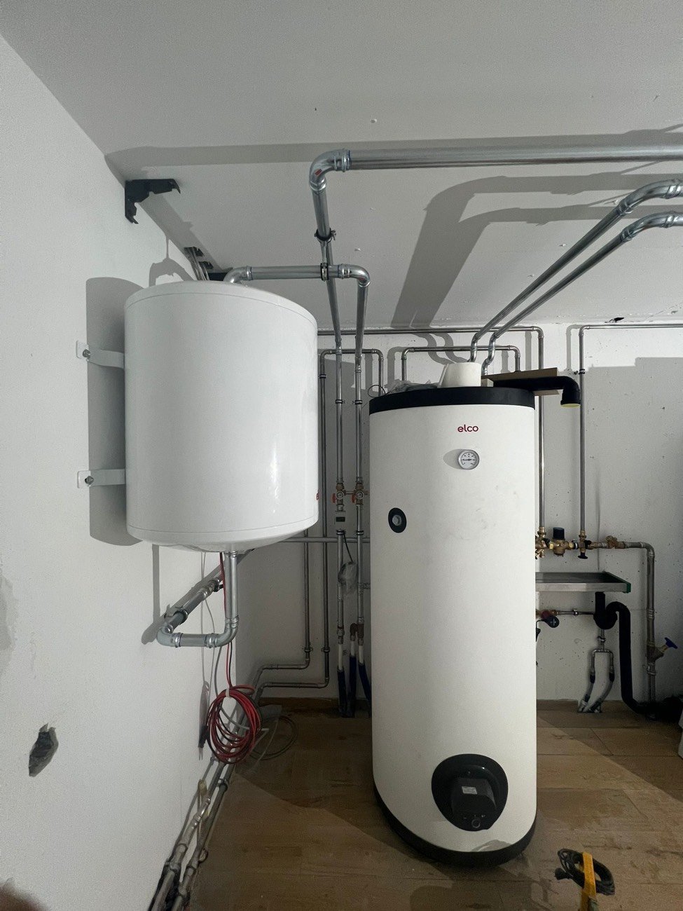 Installation de deux boilers d'eau chaude avec raccordements en chaufferie
