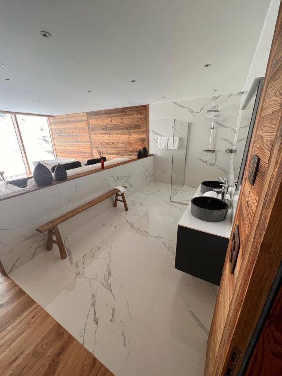 Salle de bains de chalet avec double vasque à poser et grande douche à l'italienne